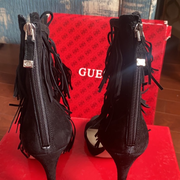 GUESS Abria Fringe Tassel Ghillie Open Toe Sandal Black Suede Heels Size 6 - Picture 5 of 5